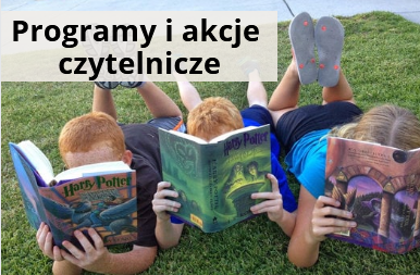 Obrazek poziomy przestawiający 3 chłopców leżących na trawie i czytających książki; u góry obrazka napis na jasnym pasku: Programy i akcje czytelnicze
