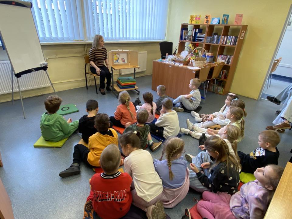 dzieci słuchające opowiadania kamishibai