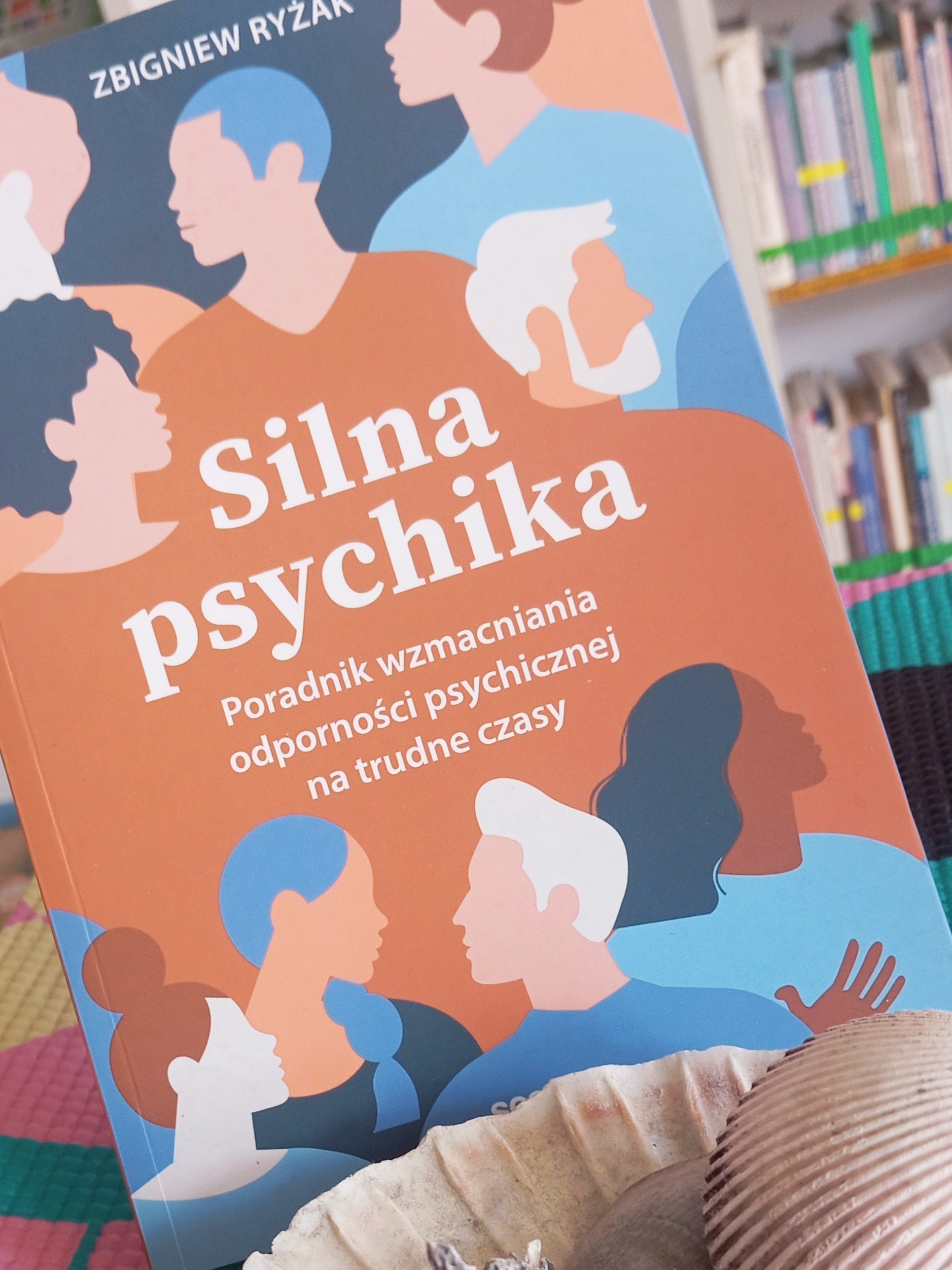 Grafika ilustracyjna poradników w Czytelni DBP