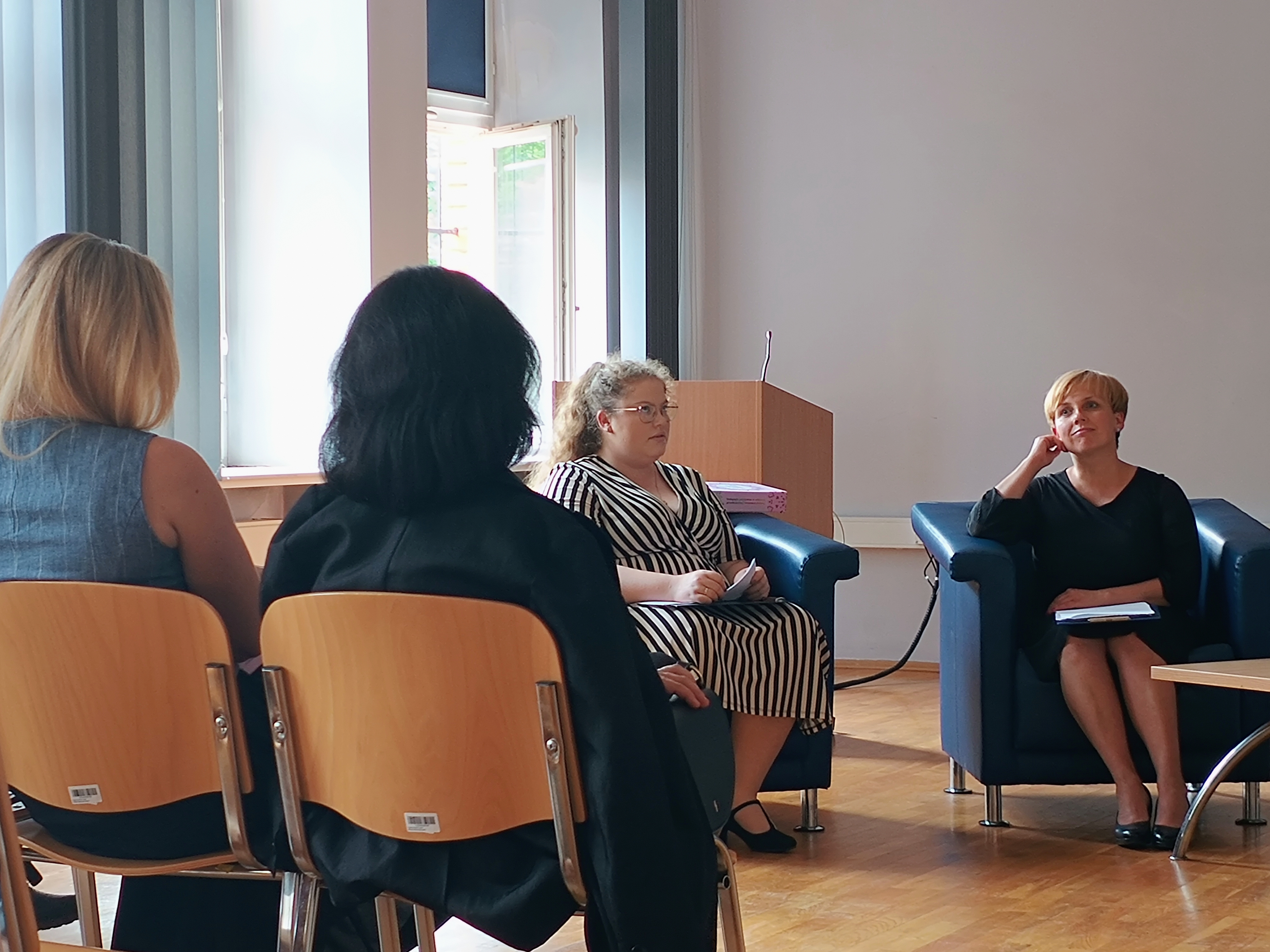Grafika ilustracyjna ze spotkania wokół ksiażki Pedagogia pozytywna