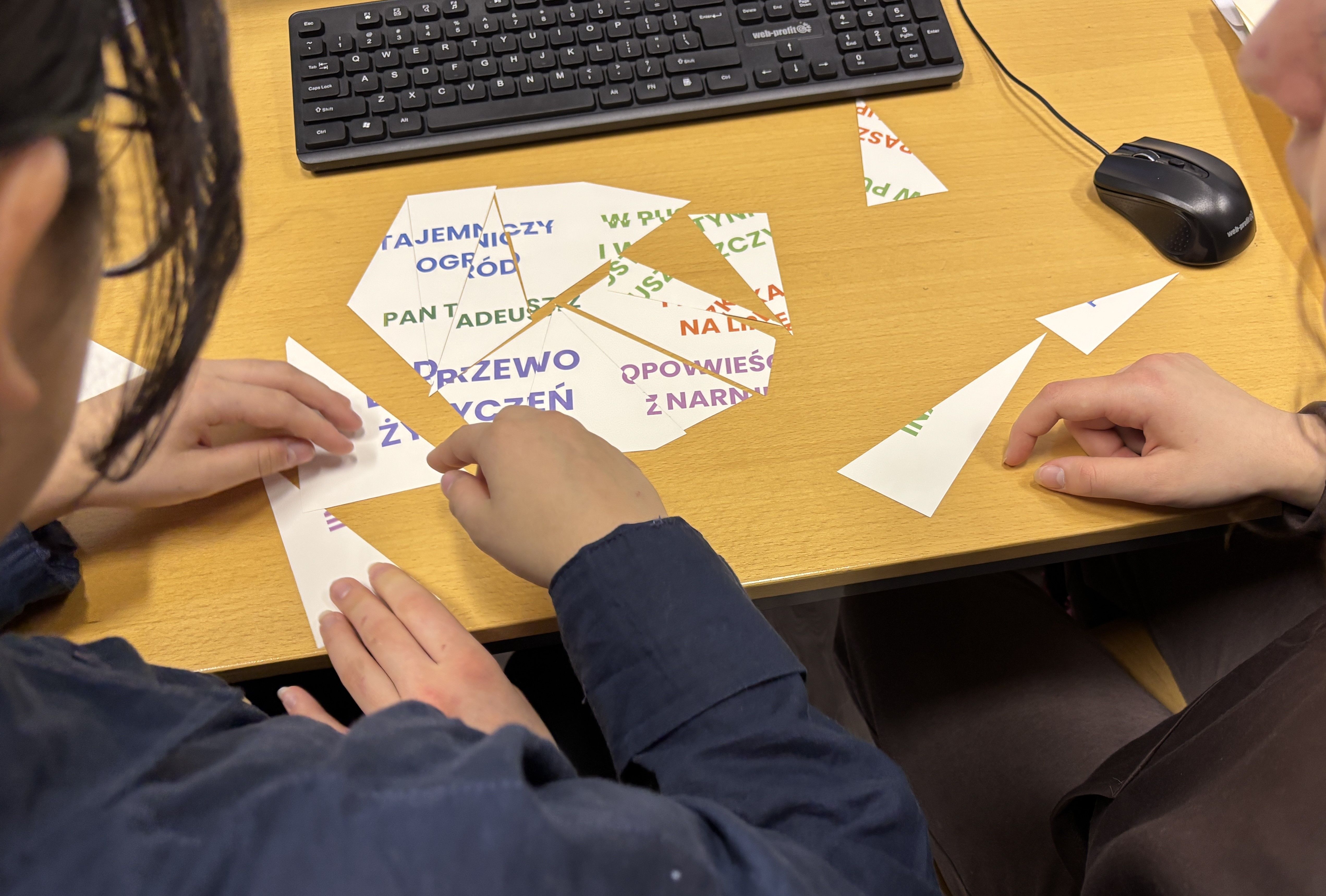 Grafika ilustracyjna: Międzynarodowy Dzień Puzzli i Łamigłówek w bibliotece