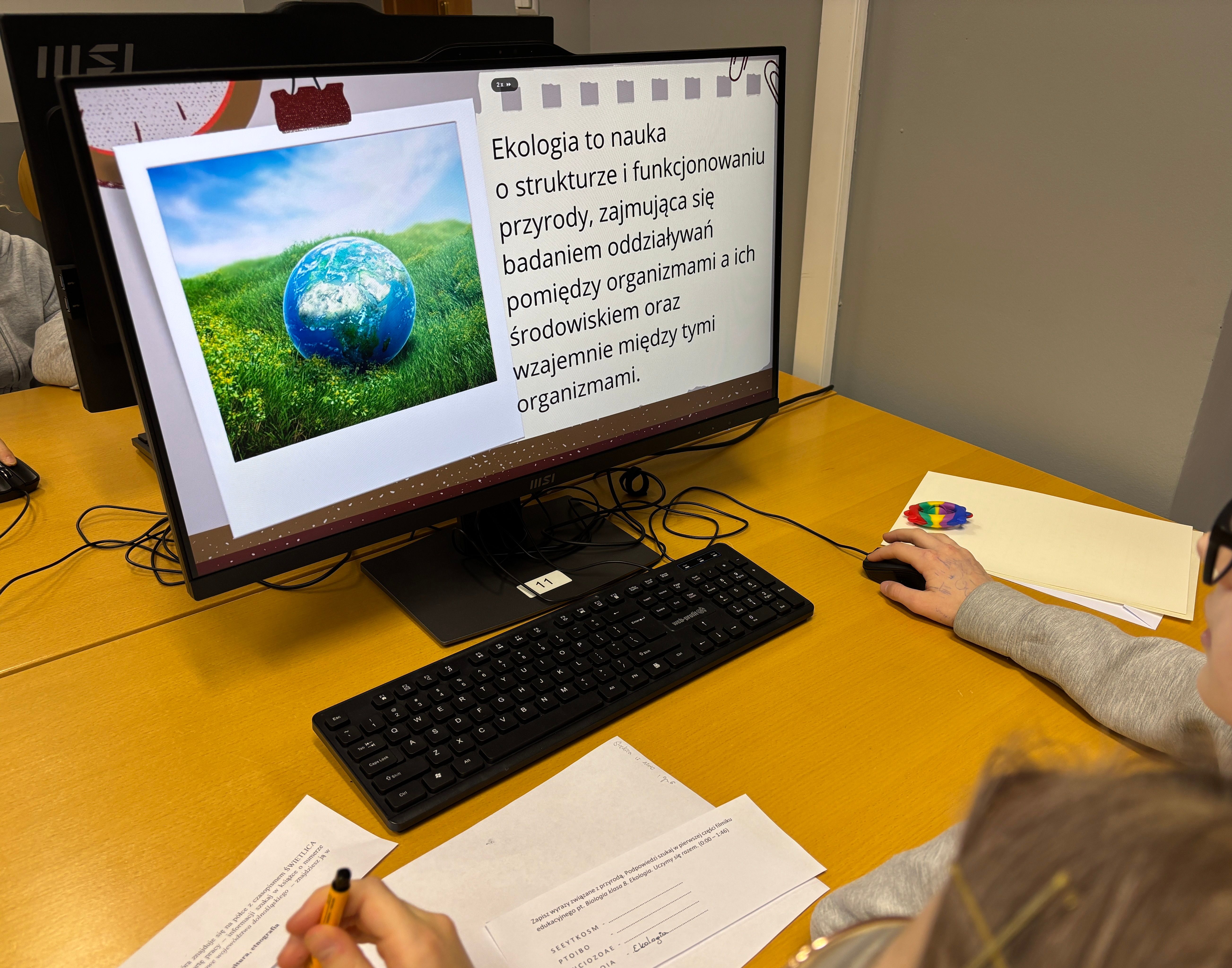 Grafika ilustracyjna: Międzynarodowy Dzień Puzzli i Łamigłówek w bibliotece