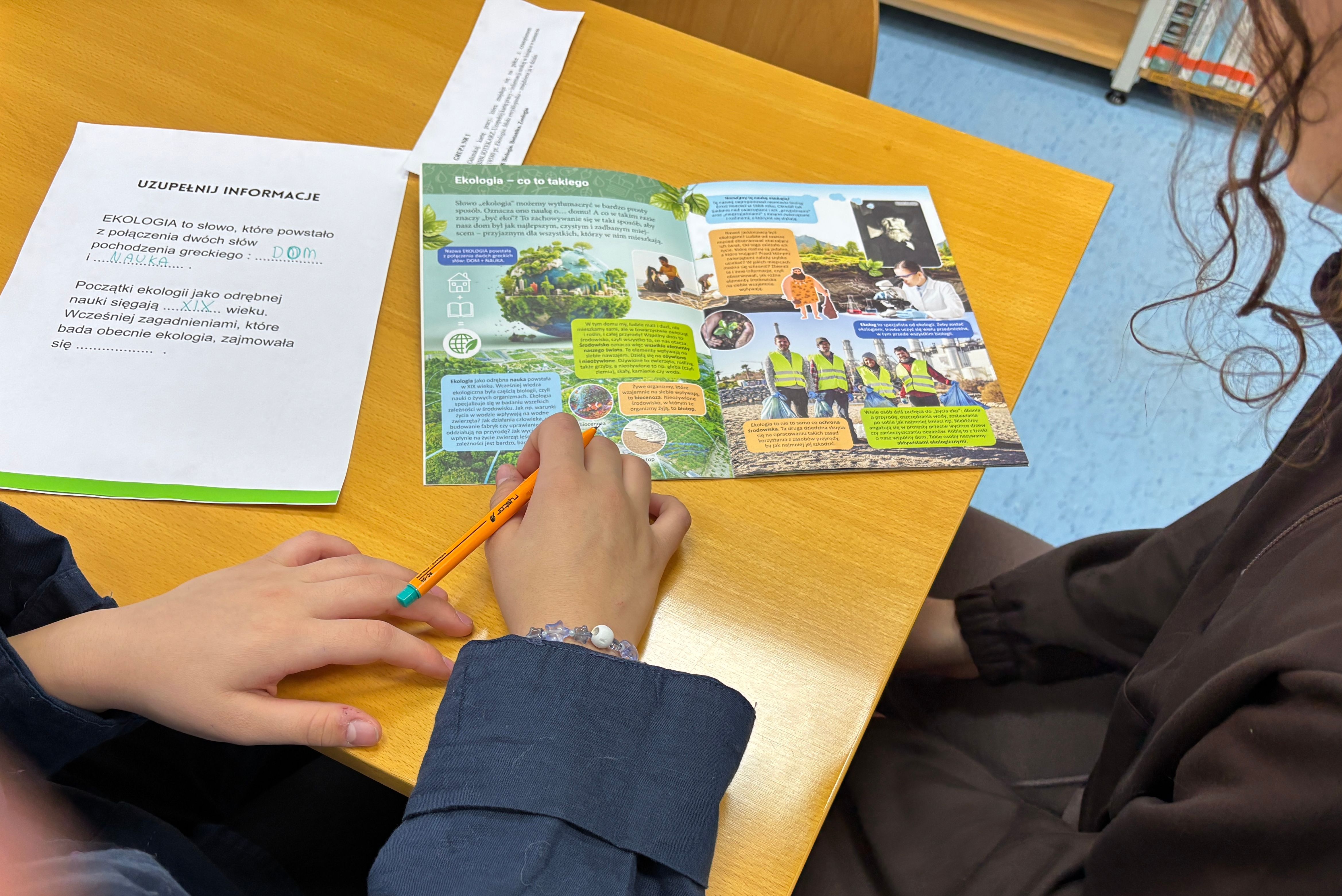 Grafika ilustracyjna: Międzynarodowy Dzień Puzzli i Łamigłówek w bibliotece