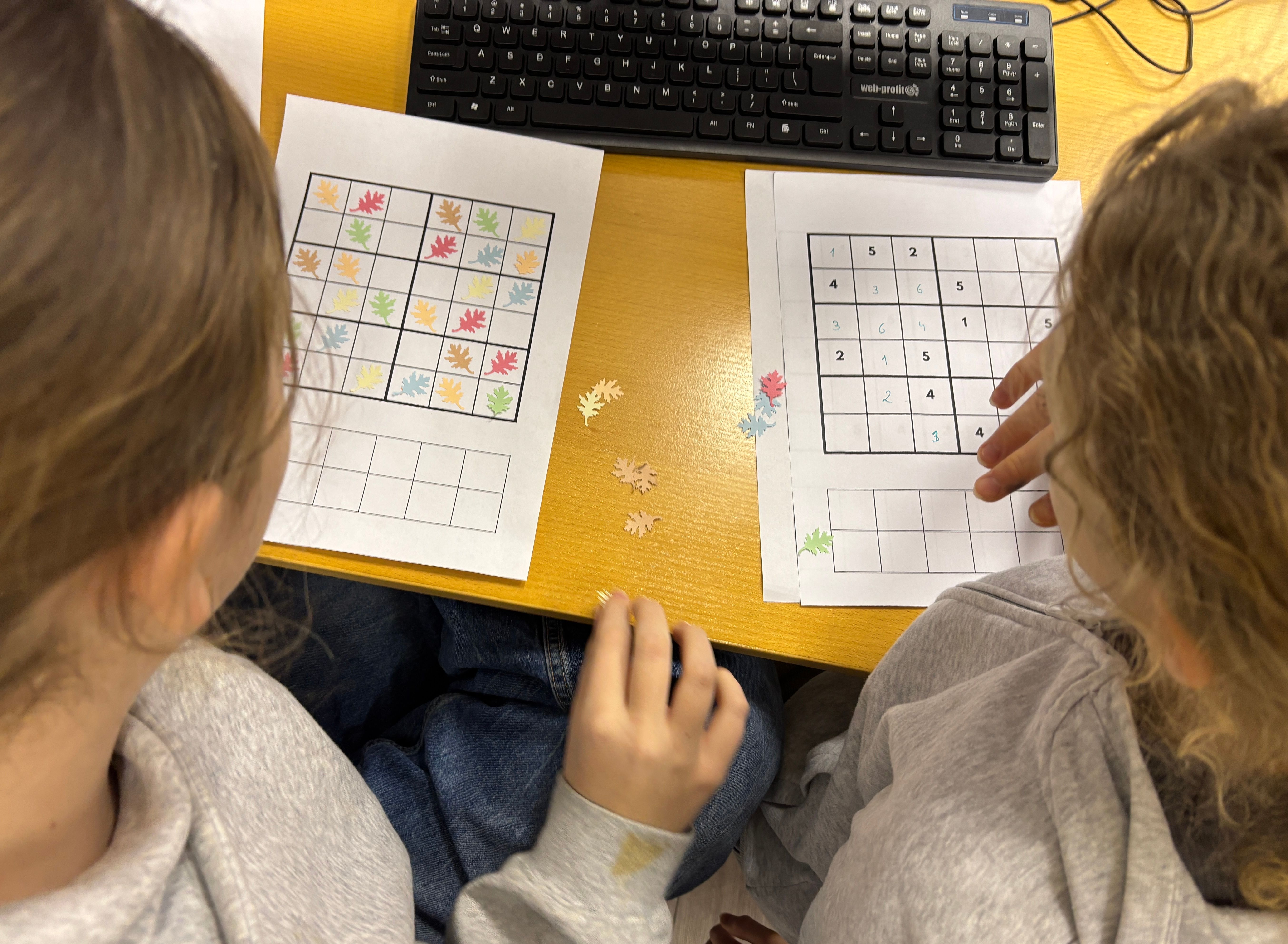Grafika ilustracyjna: Międzynarodowy Dzień Puzzli i Łamigłówek w bibliotece