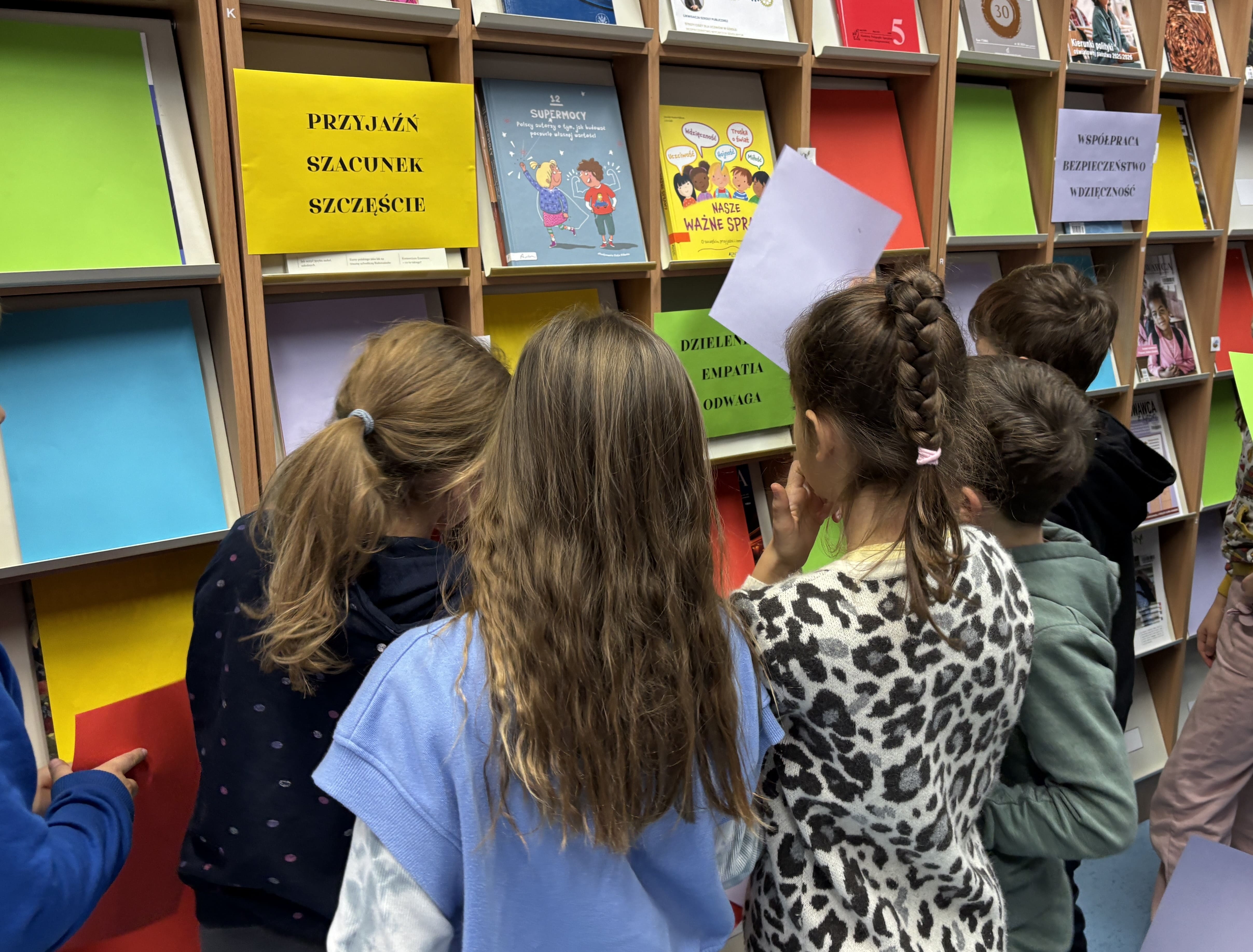 Grafika ilustracyjna do zajęć z realizacji zajęć w ramach kampanii Dzieciństwo bez przemocy