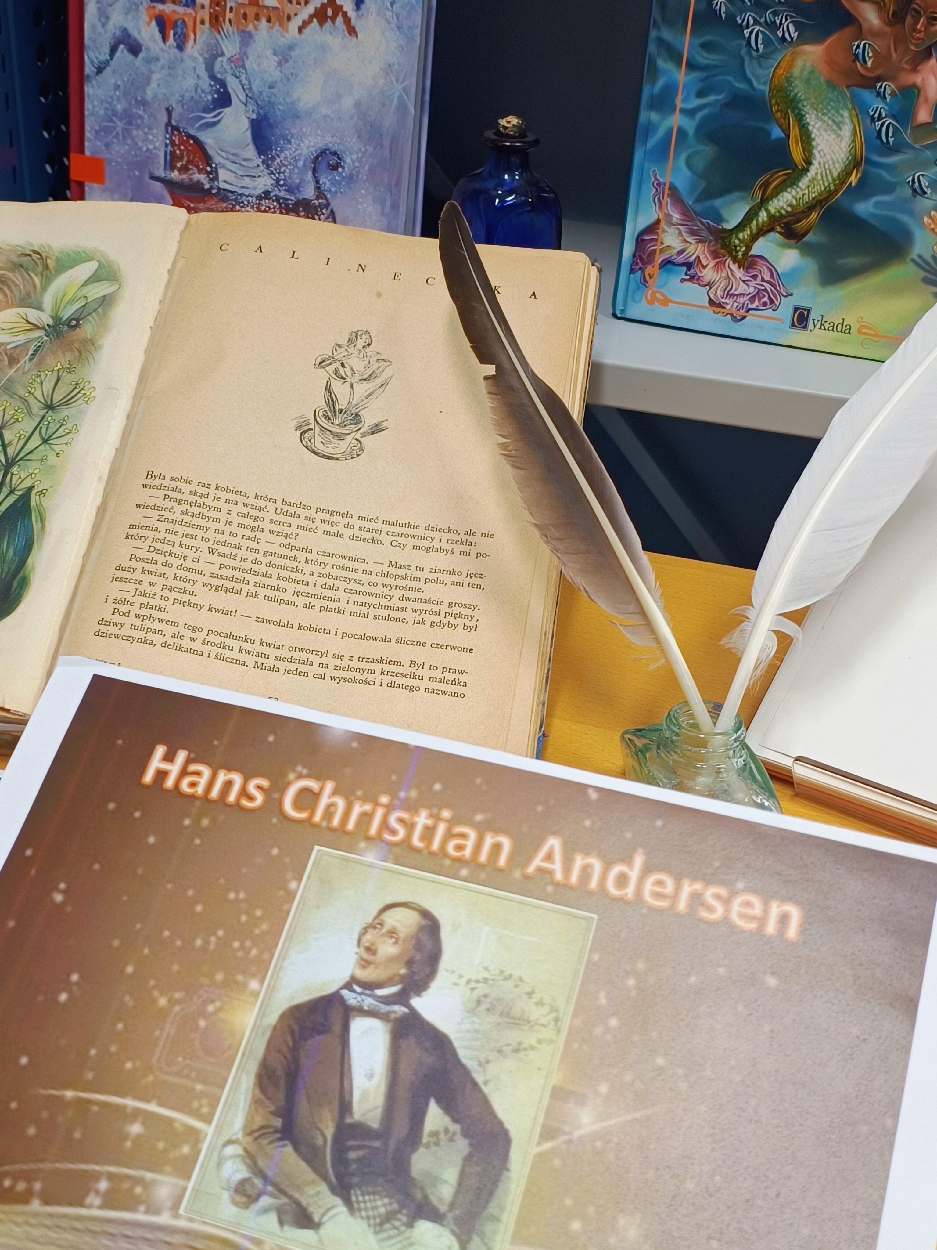 Grafika ilustracyjna: Dzieje się w Czytelni DBP - świat baśni Andersena
