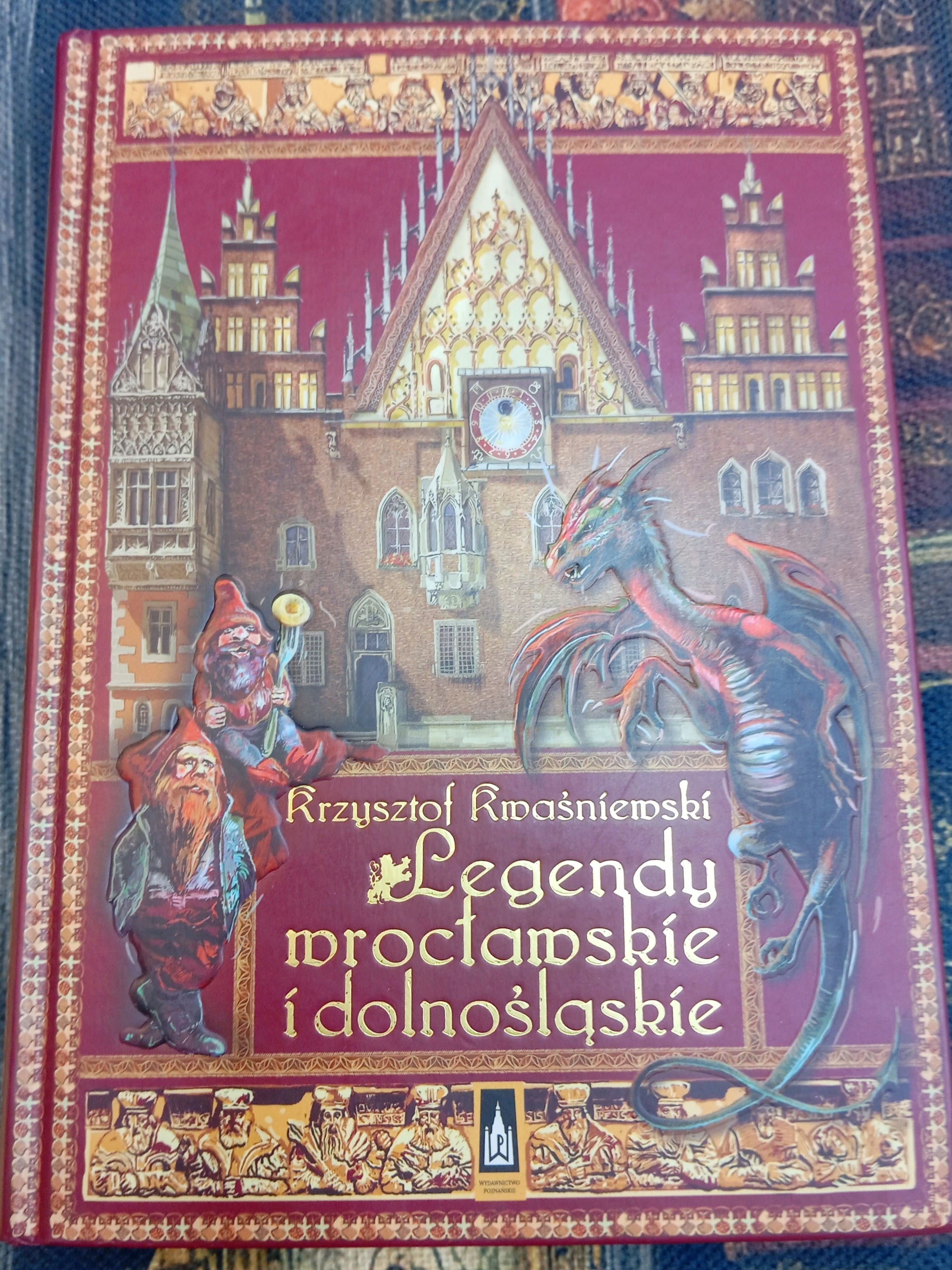 Grafika ilustracyjna: Dzieje się w Czytelni DBP - Wakacyjne inspiracje o Dolnym Śląsku