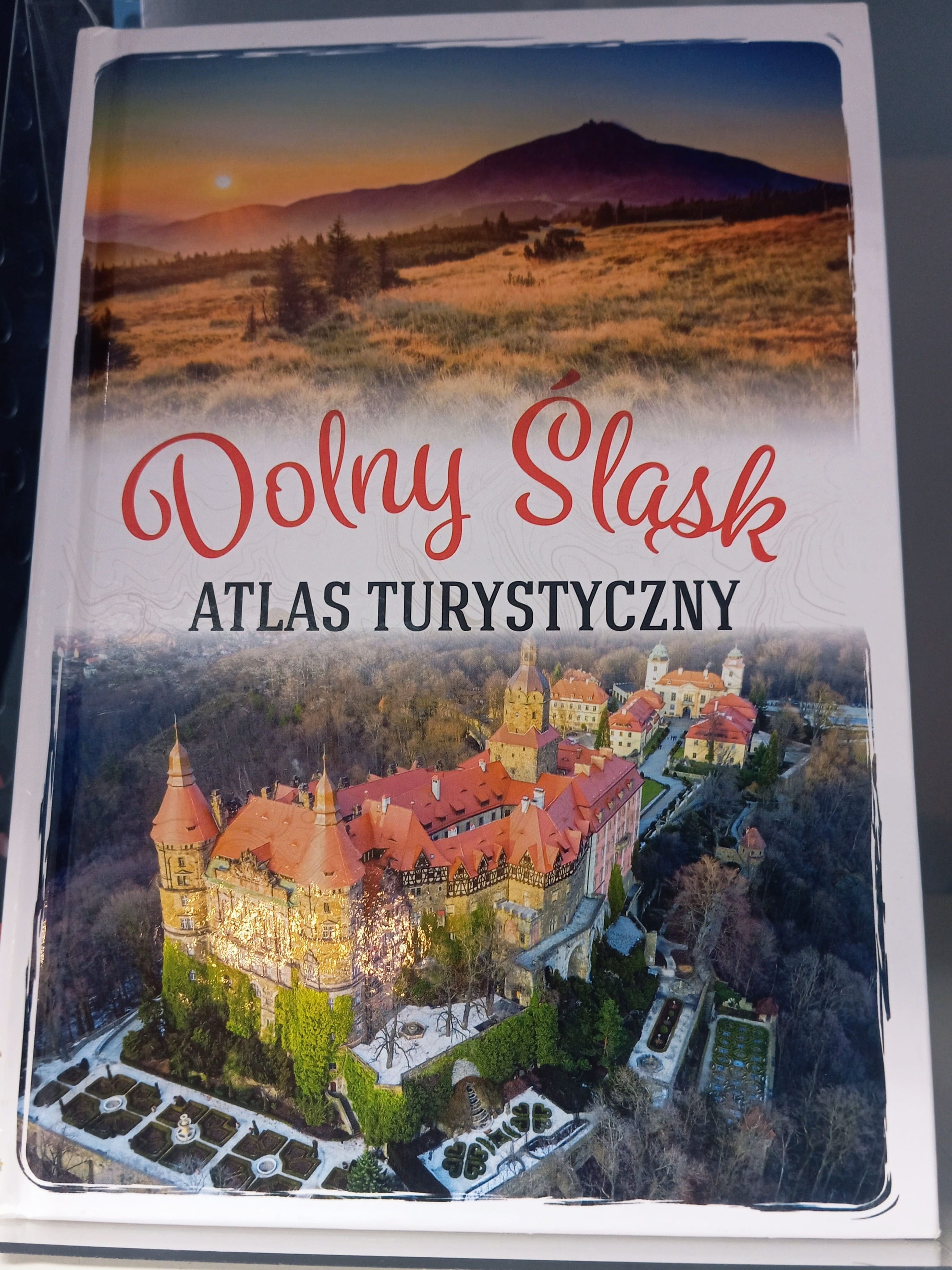 Grafika ilustracyjna: Dzieje się w Czytelni DBP - Wakacyjne inspiracje o Dolnym Śląsku