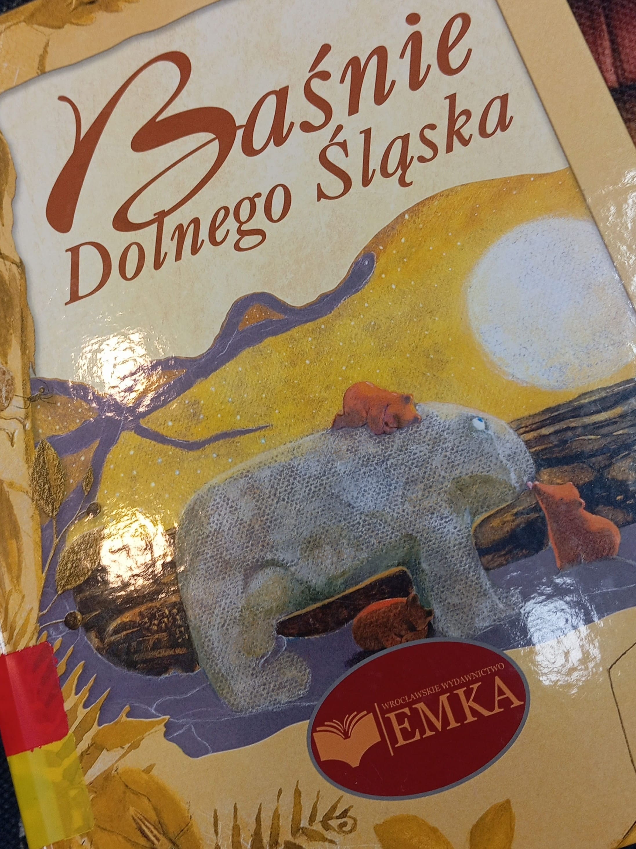 Grafika ilustracyjna: Dzieje się w Czytelni DBP - Wakacyjne inspiracje o Dolnym Śląsku