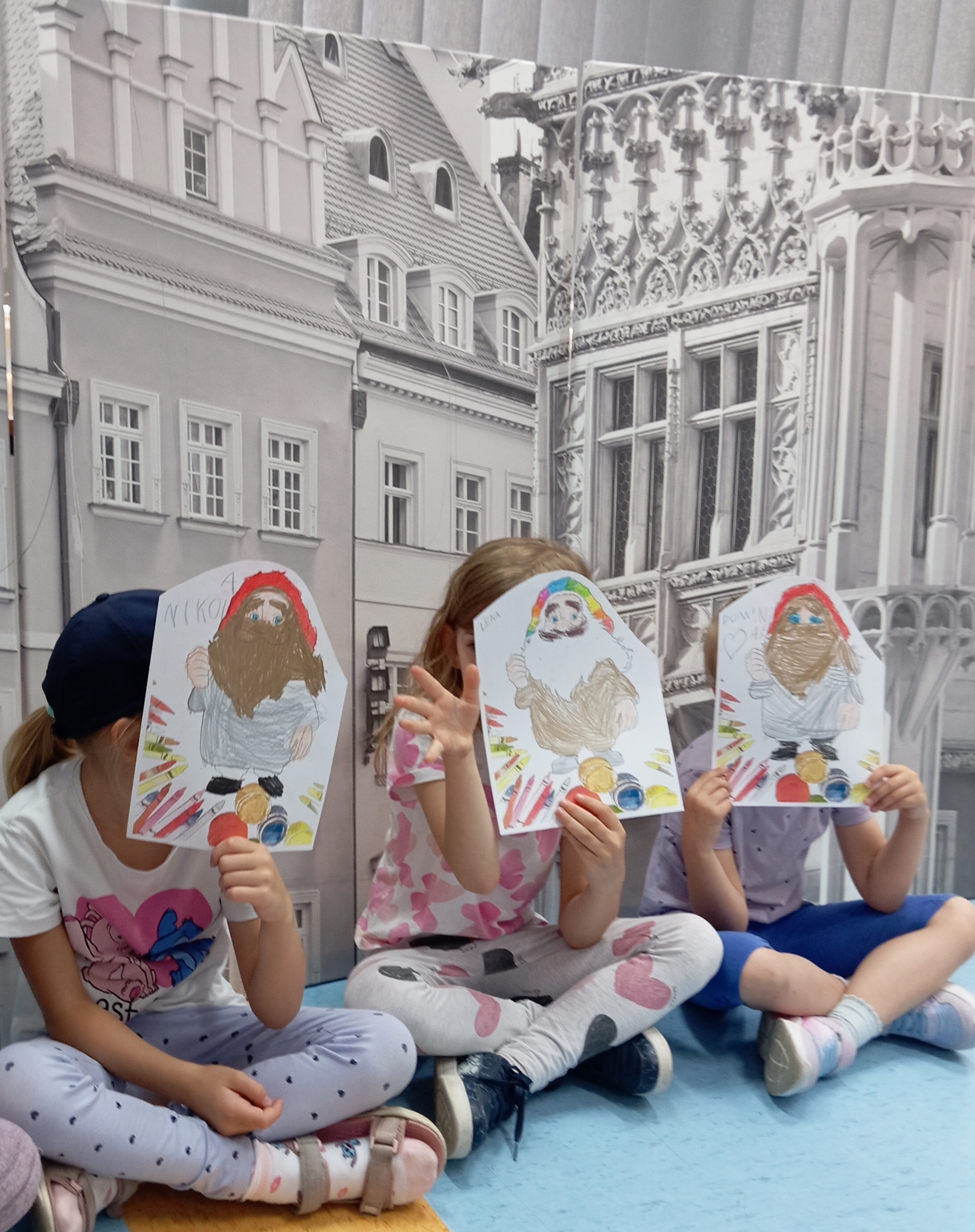 Grafika ilustracyjna: Dzieje się w Czytelni DBP - Wrocławskie krasnale w bibliotece