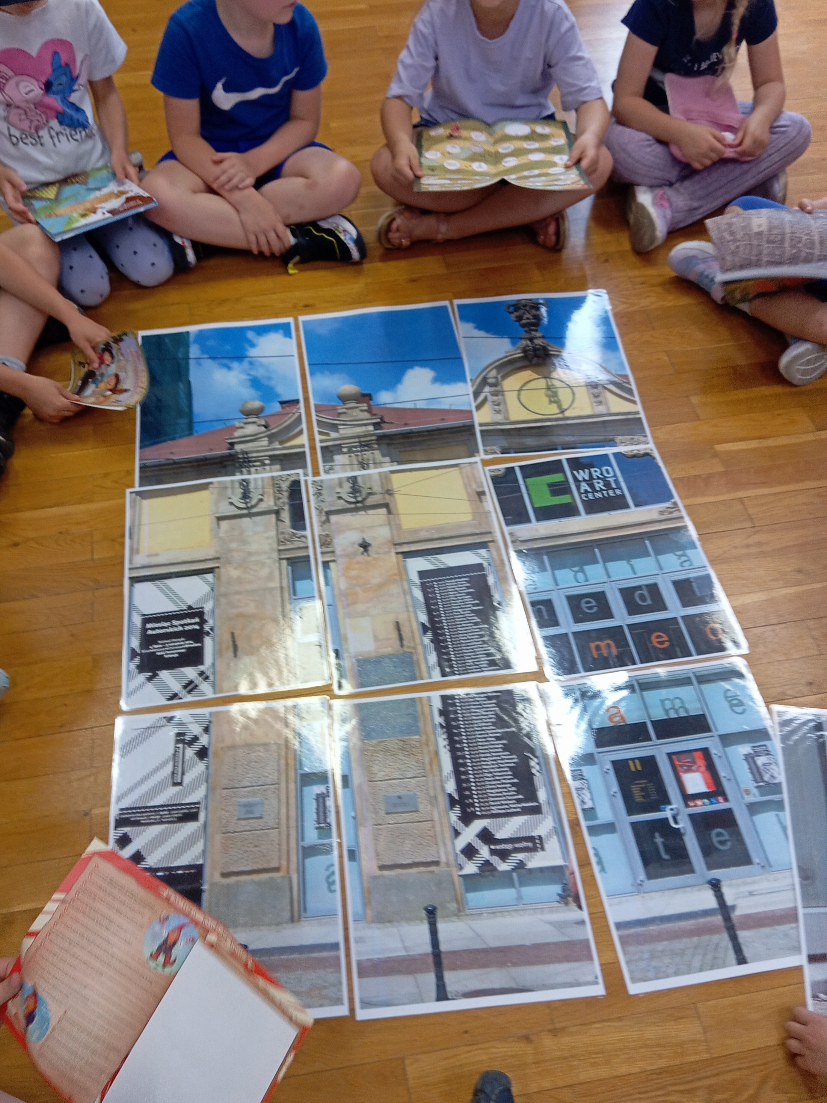 Grafika ilustracyjna: Dzieje się w Czytelni DBP - Wrocławskie krasnale w bibliotece