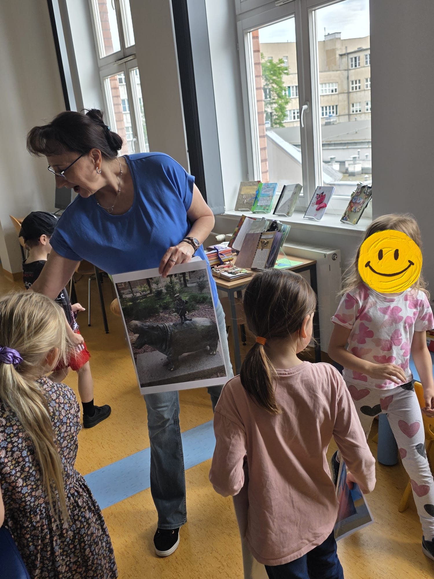 Grafika ilustracyjna: Dzieje się w Czytelni DBP - Wrocławskie krasnale w bibliotece