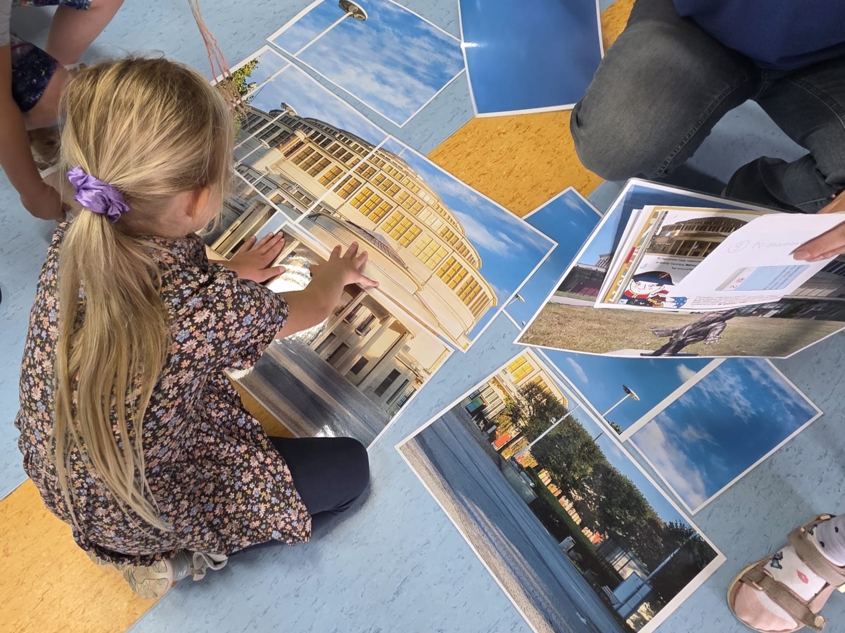Grafika ilustracyjna: Dzieje się w Czytelni DBP - Wrocławskie krasnale w bibliotece