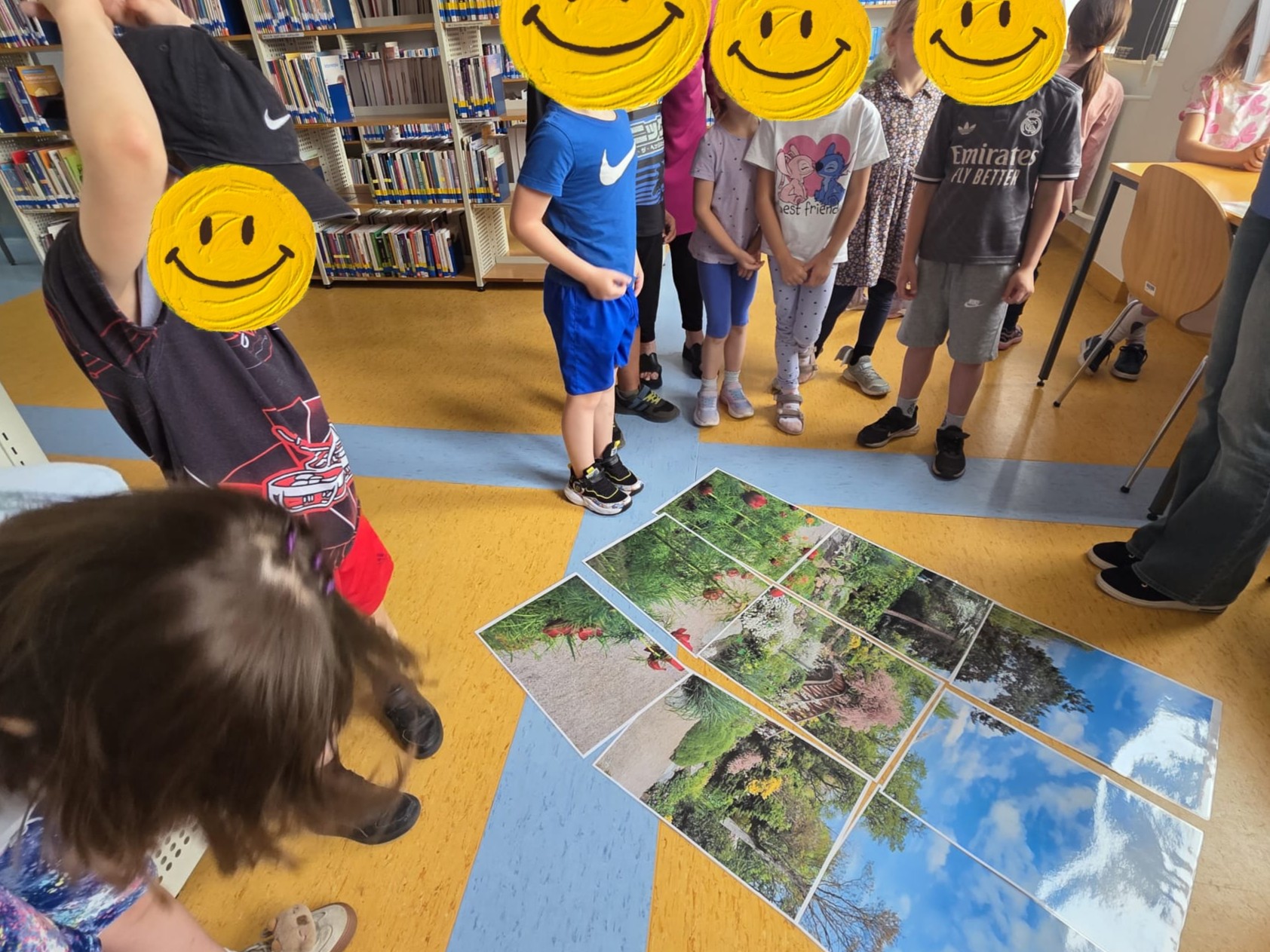 Grafika ilustracyjna: Dzieje się w Czytelni DBP - Wrocławskie krasnale w bibliotece