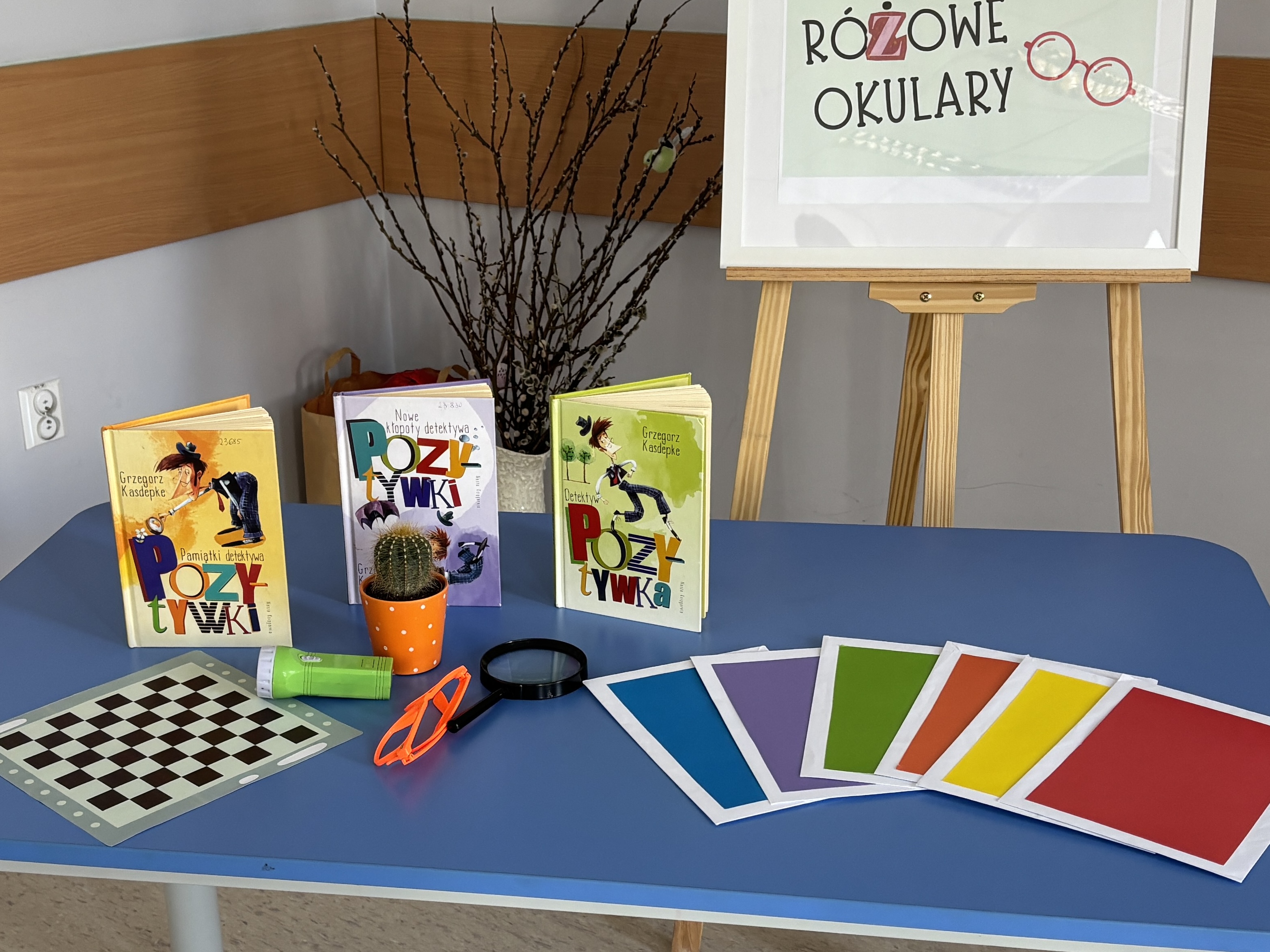Grafika ilustracyjna do zajęć z okazji Tygodnia Bibliotek - Detektyw Pozytywka