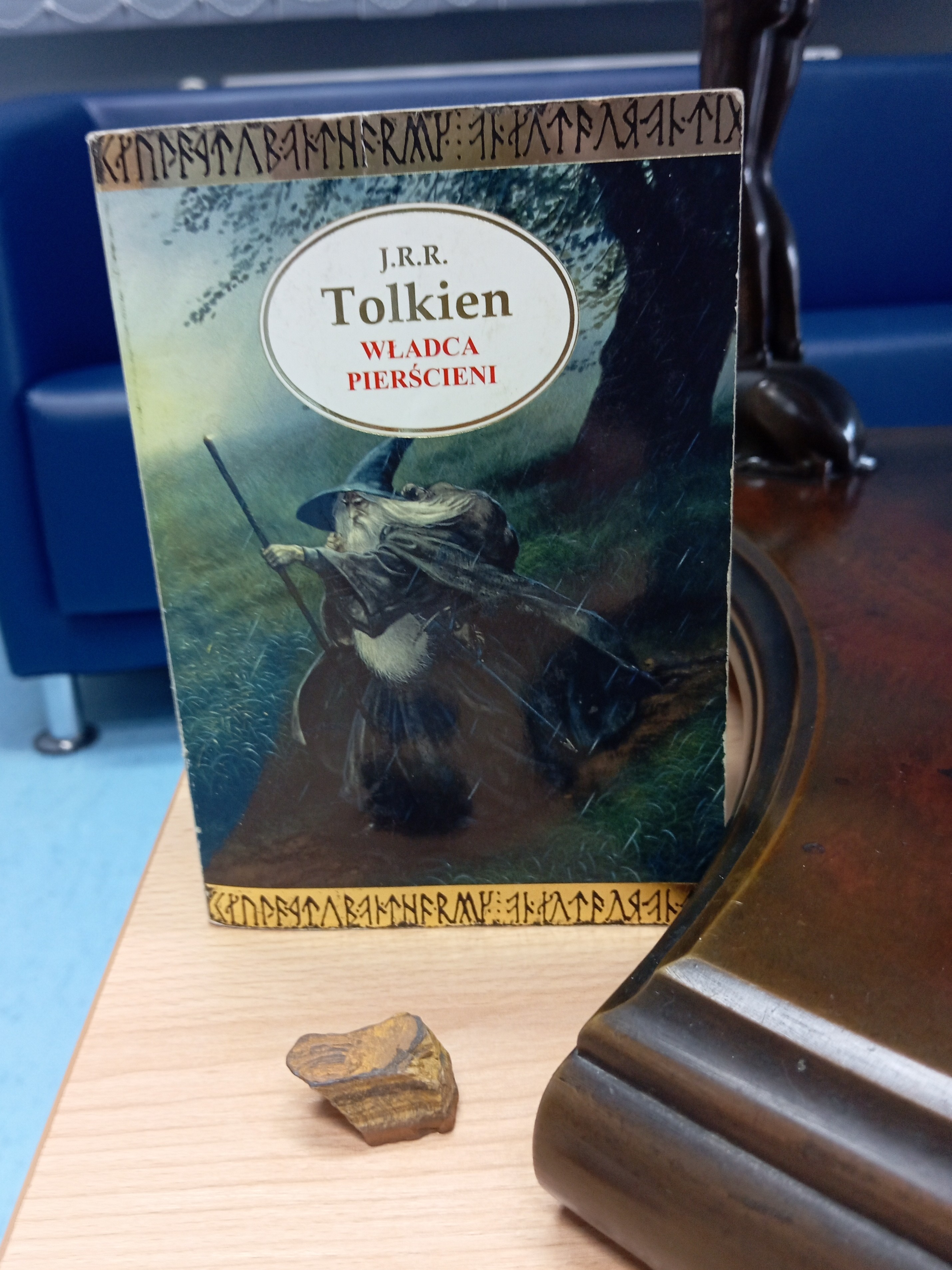 Grafika ilustracyjna: czytamy Tolkiena w Czytelni