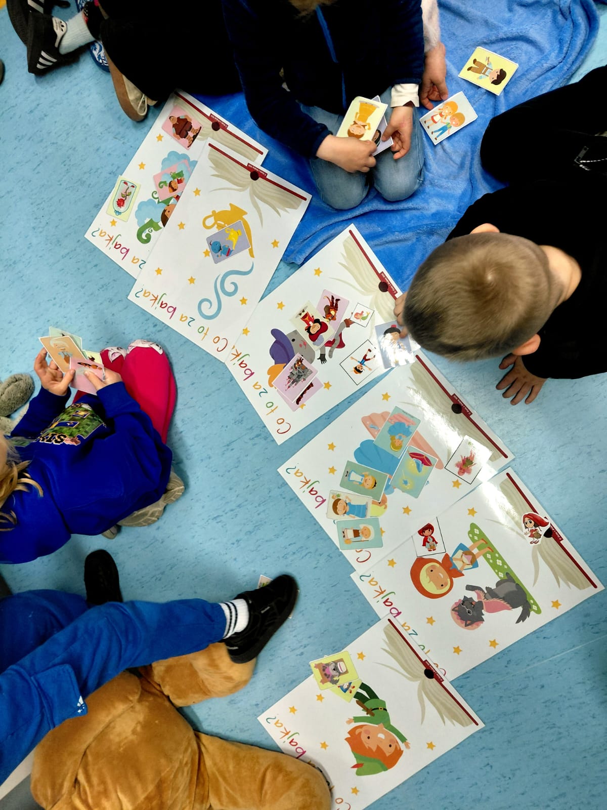 Grafika ilustracyjna: Dzieje się w Czytelni - Spotkania z Bajką