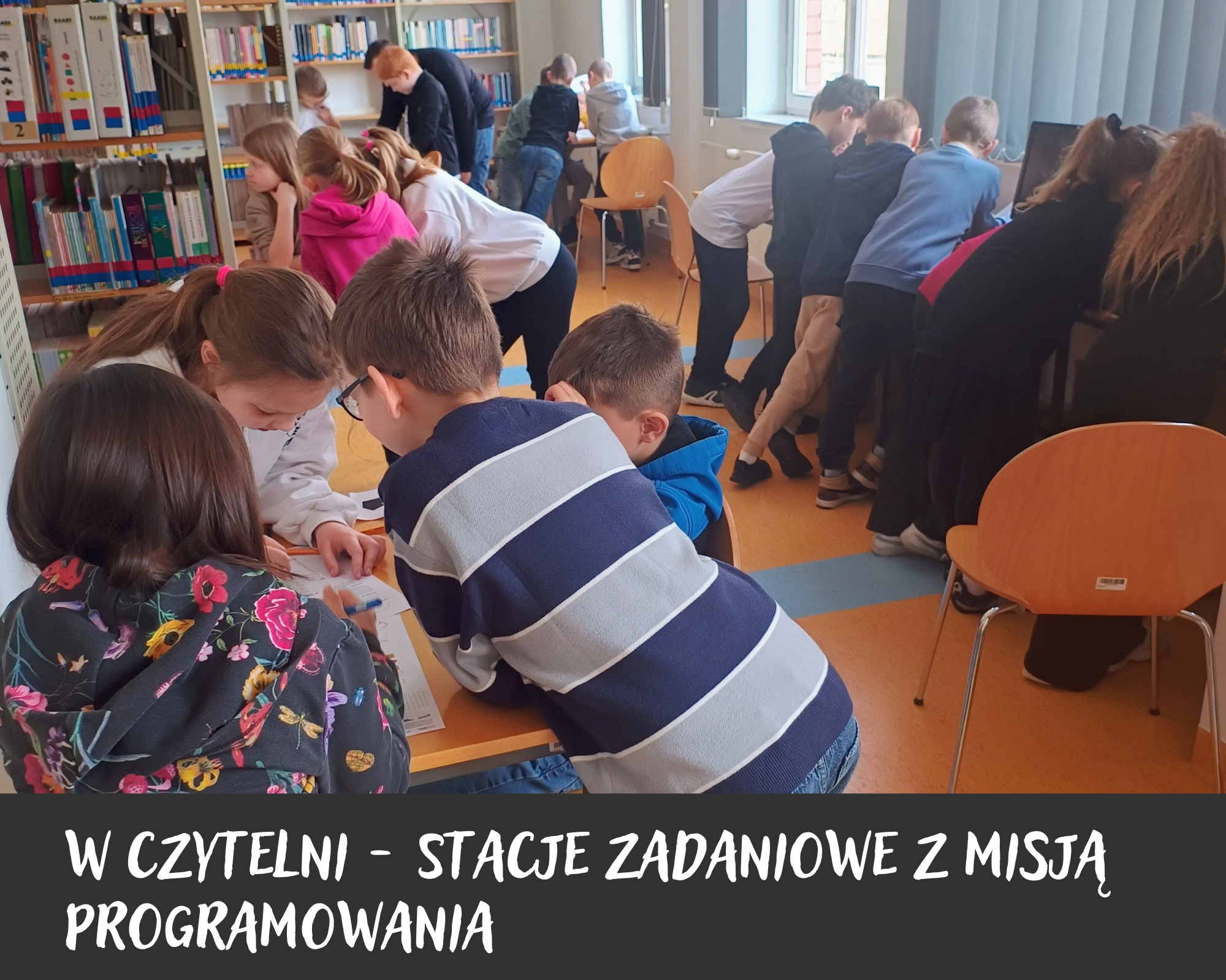 Grafika ilustracyjna: w Czytelni stacje programowania